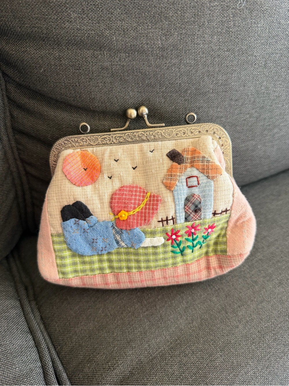 Vintage-Inspired Pink Appliqué Coin Purse - Cute Cottage Design